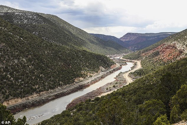 Ein Studententeam der Arizona University führte eine „bahnbrechende“ Untersuchung durch und stellte fest, dass die Mehrheit der Betreiber plant, Wasser aus bereits belasteten Quellen wie dem Colorado River (im Bild) zu entnehmen.