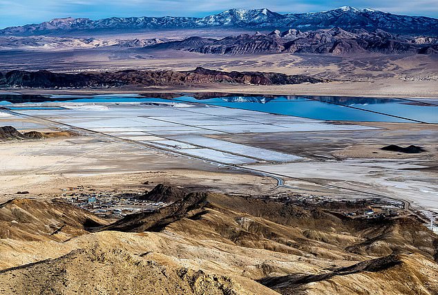 Die einzige in Betrieb befindliche Mine, Silver Peak, hat seit 2020 in Nevada jährlich vier Milliarden Gallonen Wasser abgelassen, und Wissenschaftler haben festgestellt, dass „die unterirdischen Wasserquellen schwinden und sogar ganz verschwinden“.