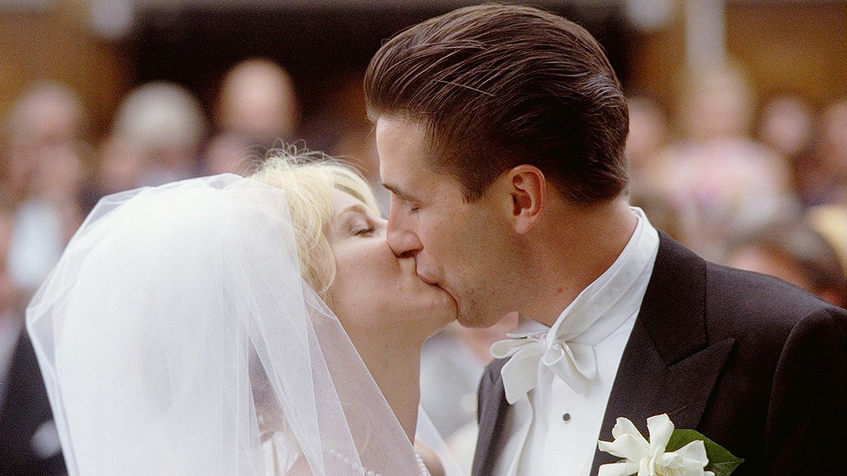 Chynna Phillips küsst Billy Baldwin an ihrem Hochzeitstag