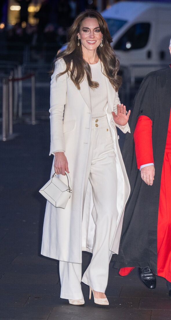 Kate Middleton weißer Anzug beim Weihnachtskonzert