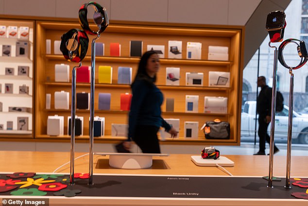 Am 1. Februar 2024 kaufen Menschen in einem Apple Store in Brooklyn in New York City ein