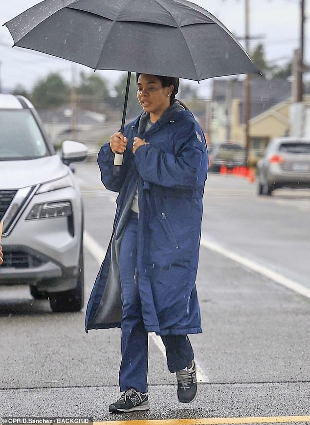 Auch Regina Hall, die für ihre Hauptrolle in der Scary Movie-Reihe bekannt ist, wurde bei ihrer Ankunft am Set gesichtet, während sie einen Regenschirm trug, um bei nieseligem Wetter trocken zu bleiben