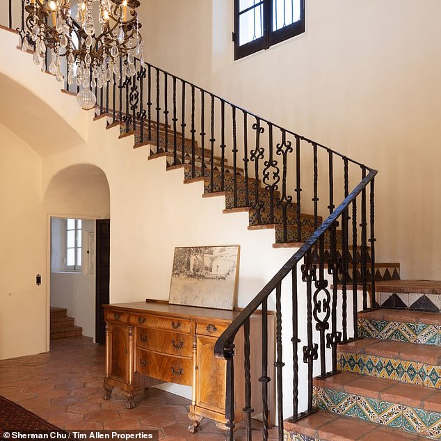 Das frisch renovierte Haus hat viel von seinem ursprünglichen Charakter bewahrt, einschließlich des spanischen Einflusses – hier zu sehen in den Fliesen auf den Treppen und den geschwungenen Türen