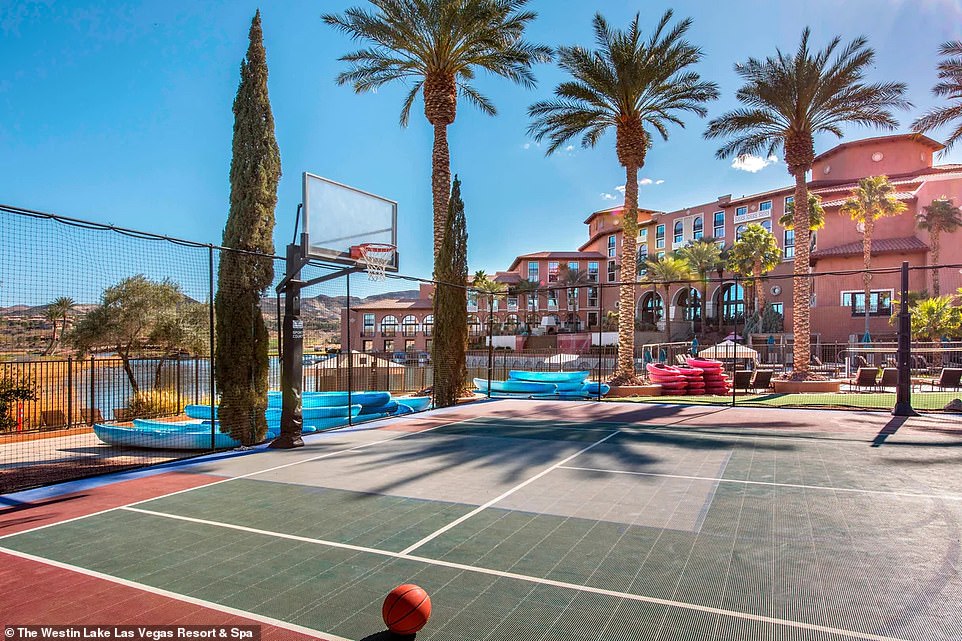 Das malerische Resort liegt nur eine kurze Autofahrt vom Hilton Lake Las Vegas Resort & Spa entfernt, wo die 49ers untergebracht sein werden
