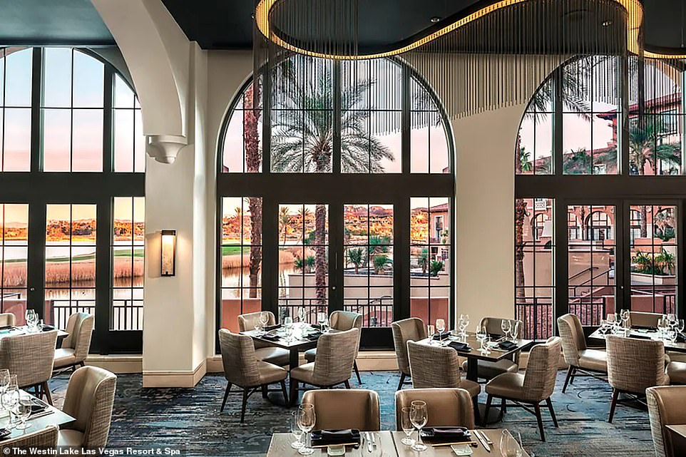 Das Resort verfügt über ein Steak- und Sushi-Restaurant, einen „Pool Grill“ und eine „Arabesque Lounge“, die Cocktails und lokale Biere anbietet