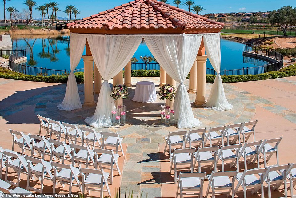 Das Westin Lake Las Vegas Resort & Spa verfügt auch über eine eigene Hochzeitslocation in der Nähe von Wasser und Palmen