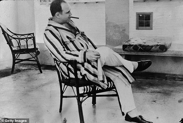 Der amerikanische Gangster Al Capone („Scarface“) (1899–1947) entspannt sich in seinem Ferienhaus in Miami, Florida, 1930 – dem Haus, auf dem sich heute das leere Grundstück befindet