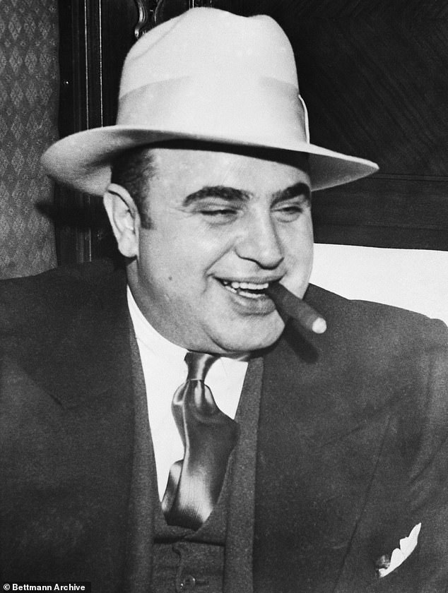 840 SEI*189648967 Der berüchtigte Gangster Al Capone raucht eine Zigarre im Zug, der ihn zum Bundesgefängnis in Atlanta bringt, wo er seine elfjährige Haftstrafe antrat