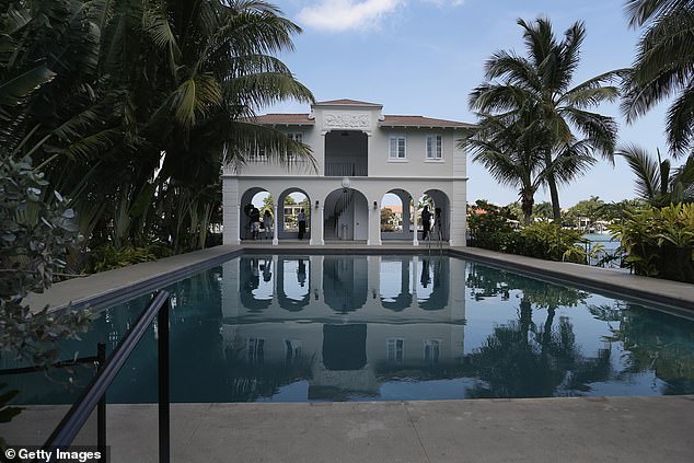 Die Pool-Cabana ist während eines Rundgangs durch das ehemalige Wohnhaus von Al Capone am 18. März 2015 in Miami Beach, Florida, zu sehen
