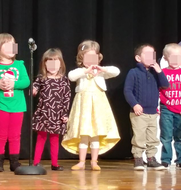 Matthew (Mitte) bei einem Festtagswettbewerb, vier Jahre alt, als Mädchen verkleidet