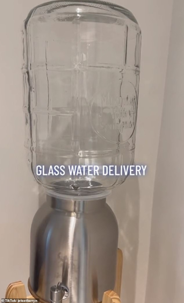 Farryn hat sich für einen modernen Quellwasserservice in Kalifornien entschieden, der wiederverwendbare Wasserkühler aus Glas bereitstellt