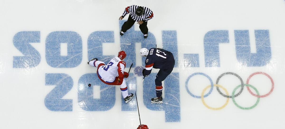 Russlands Center Pavel Datsyuk (links) und US-Center Ryan Kesler stehen sich während eines Spiels bei den Olympischen Winterspielen 2014 gegenüber.