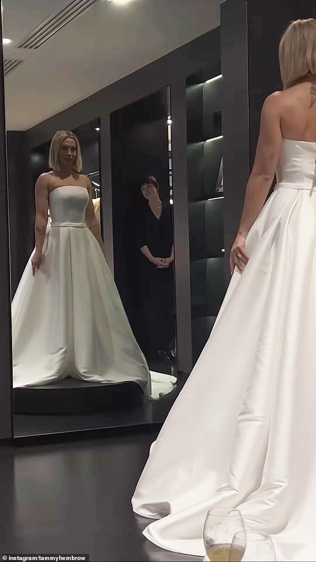 Auf Instagram gewährte Tammy den Fans am Samstag einen Einblick in die glamourösen Umkleidekabinen von Vera Wangs Boutique in Sydney
