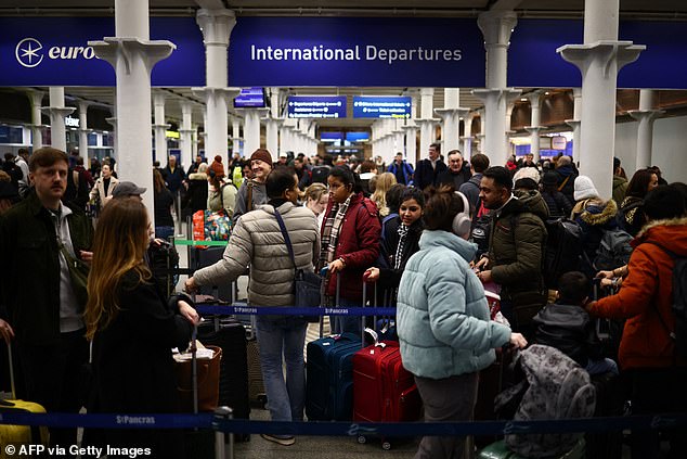 Michael Moseley hatte an der Passkontrolle auf die Einreise nach Frankreich gewartet, als sich junge Männer durch die Schlange drängten