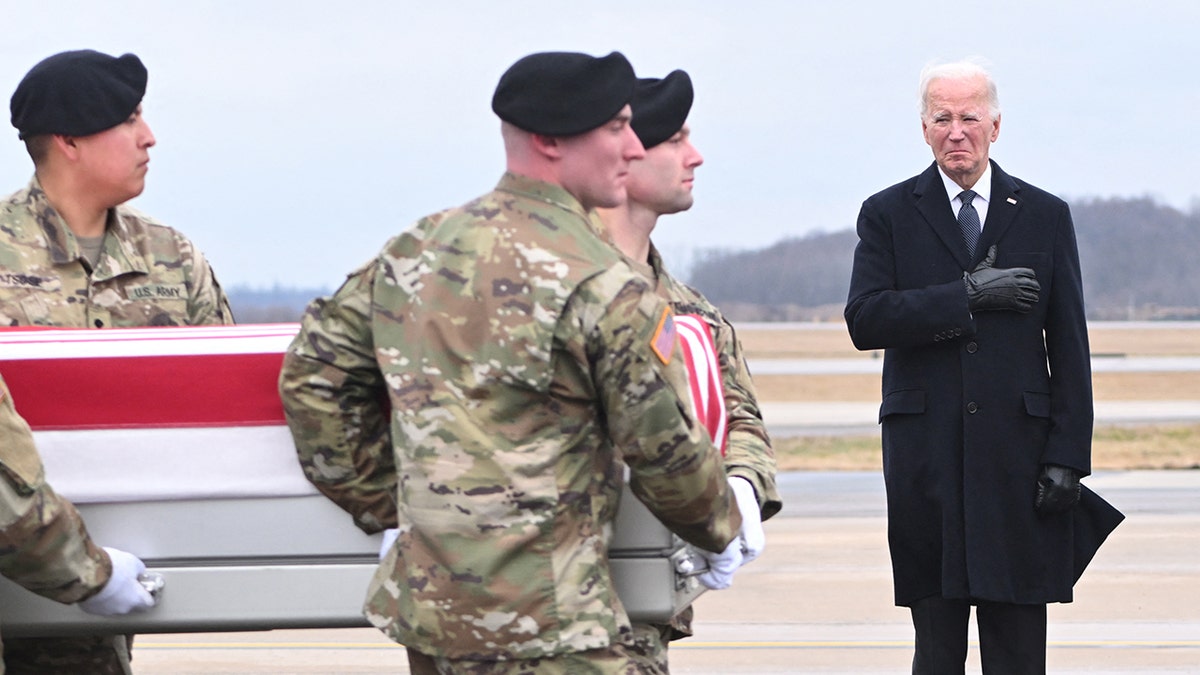 Biden nimmt an der würdevollen Überführung von drei gefallenen US-Soldaten teil