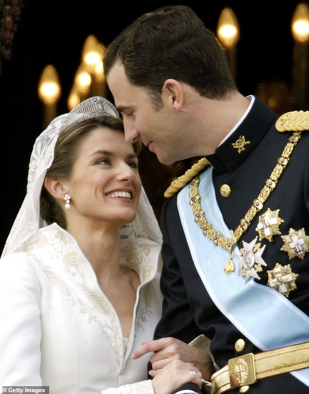 Der spanische Kronprinz Felipe de Bourbon und seine Braut Letizia schauen sich an, als das Königspaar am 22. Mai 2004 auf dem Balkon des Königspalastes erscheint