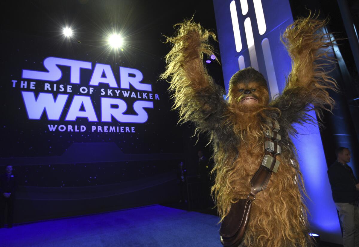 Eine Chewbacca-Figur kommt zur Weltpremiere von "Star Wars: Der Aufstieg Skywalkers"
