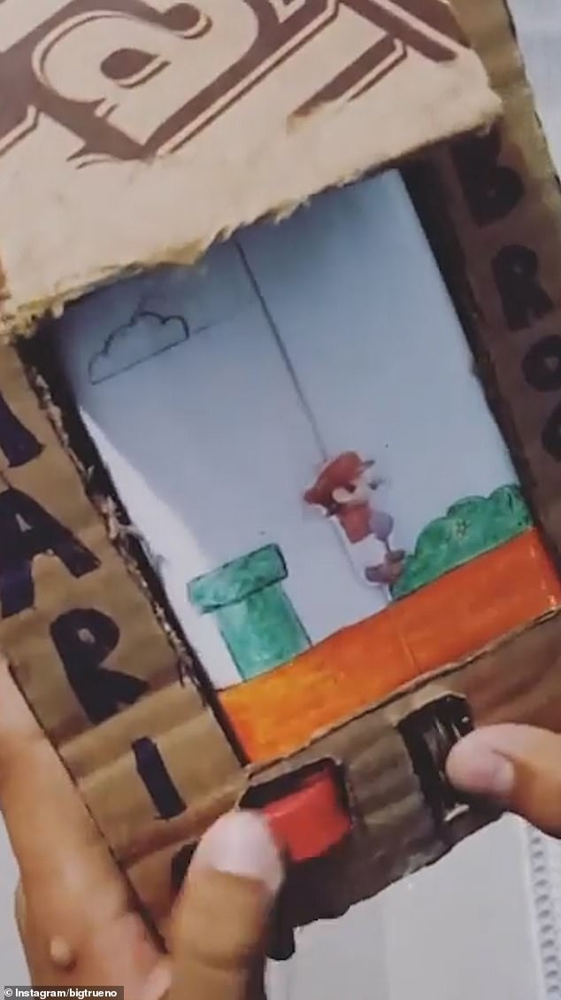 Da Super Mario Bros als Nachbildungsspiel ausgewählt wurde, ist die Pappkonsole voll funktionsfähig