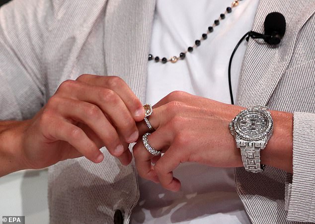 Ronaldo trug 2019 eine funkelnde silberne Rolex GMT-Master II im Wert von 392.000 £