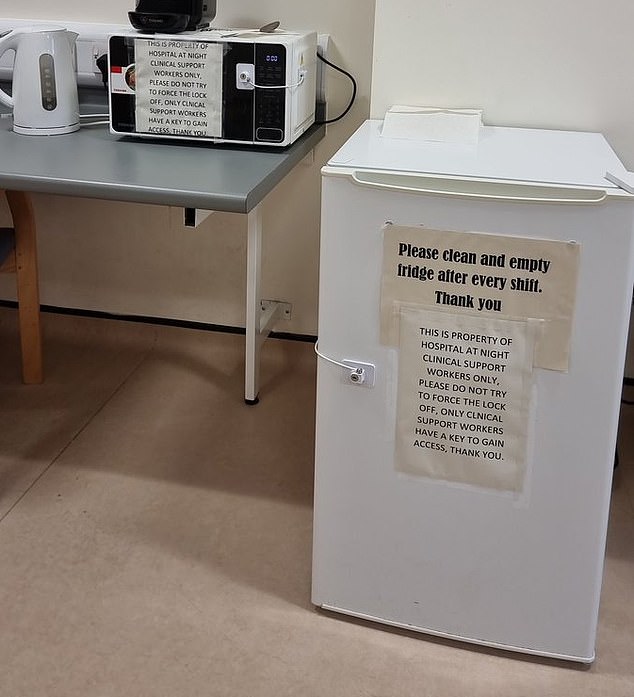 Diese Schilder, die Berichten zufolge in einem Personalraum des NHS gesichtet wurden, weisen darauf hin, dass Geräte bestimmten Mitarbeitern vorbehalten sind.  Die Hinweise mit der Aufschrift „Keine Bindung und Gewalt“ wurden online von @DrIpFeed4 veröffentlicht