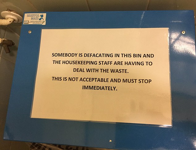 Dieses schockierende angebliche NHS-Schild weist darauf hin, wie „jemand“ seine Notdurft in einem Mülleimer und nicht in der Toilette im Badezimmer des Gesundheitswesens verrichtet.  Gepostet von Rhodri Morgan-Smith Nantwich
