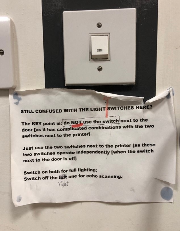 Dieses angebliche Schild des Gesundheitsdienstes weist das Personal auf die komplizierte Methode zur Bedienung der Beleuchtung in einem NHS-Raum hin.  Gepostet vom Berater Dr. Ben Lovell