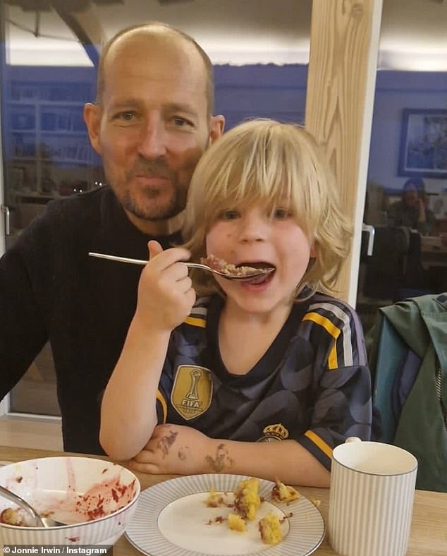 Nur wenige Wochen vor seinem Tod teilte Jonnie auf Instagram ein Foto von ihm und seinem Sohn Rex, als er das neue Jahr inmitten seines Kampfes gegen den Krebs feierte