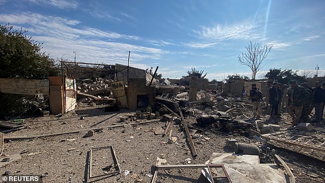 Ein zerstörtes Gebäude ist am Ort eines US-Luftangriffs in al-Qaim, Irak, am 3. Februar 2024 abgebildet