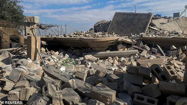 Das Pentagon hat am Freitagabend eine Raketensalve auf vom Iran unterstützte Milizen abgefeuert, hier sind die Ruinen eines Gebäudes im Irak zu sehen