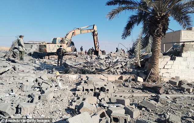 Ein Blick auf die Zerstörung, nachdem US-Kampfflugzeuge am 3. Februar 2024 einen Luftangriff auf das Hauptquartier von Hashd al-Shaabi in der Al-Qa'im-Stadt Anbar im Irak verübt hatten
