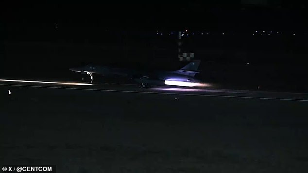 In einem Video auf X, das von CENTCOM – US Central Command – geteilt wurde, ist ein startendes Flugzeug zu sehen