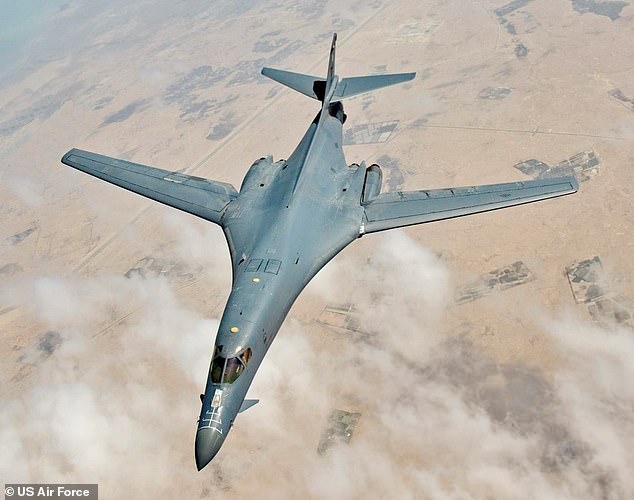 Zwei B-1-Bomber flogen aus den USA für die Mission und trafen sieben Einrichtungen – drei im Irak und vier in Syrien –, die mit der IRGC und vom Iran unterstützten Milizen in Verbindung stehen