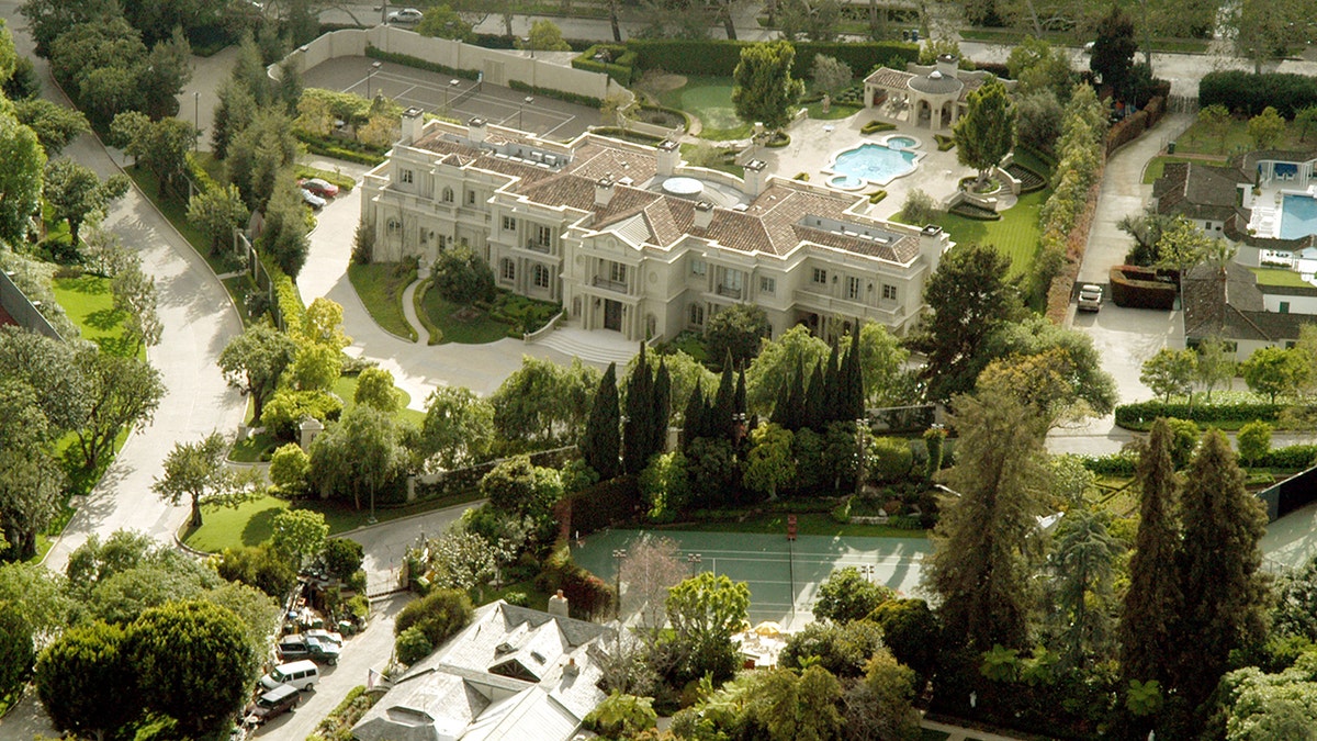 Eine Luftaufnahme der Playboy Mansion