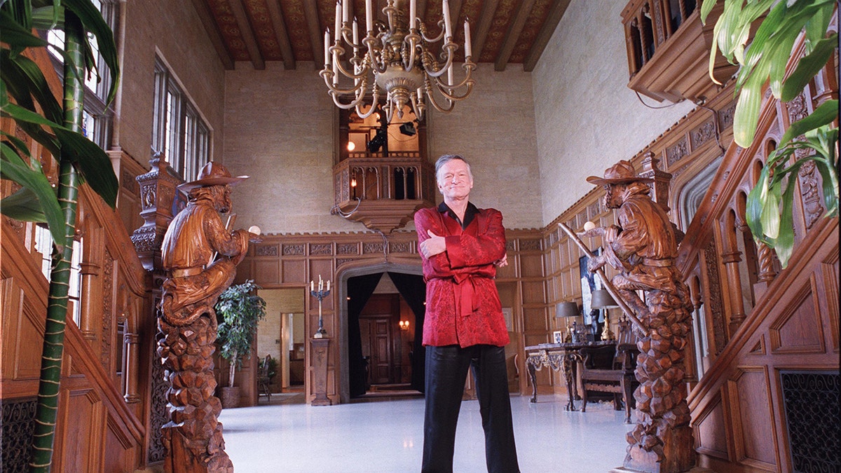 Hugh Hefner trägt ein rotes Gewand in seiner Villa