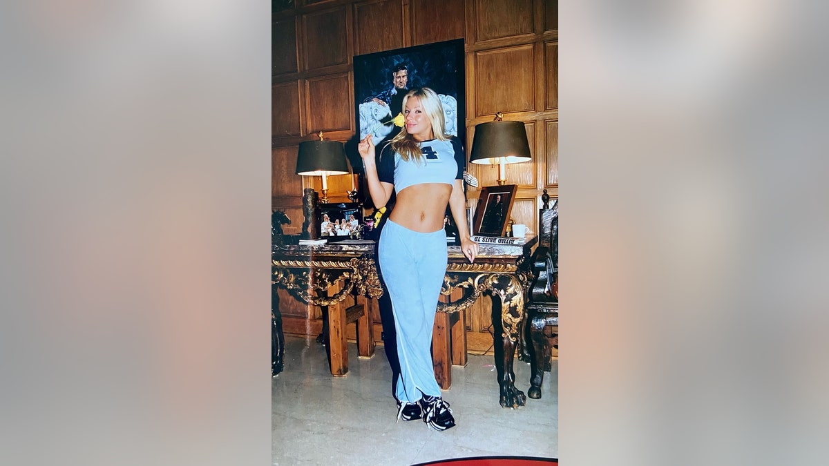 Zoe Gregory trägt ein passendes blaues Hemd und eine Hose mit erhobenen Armen in der Playboy Mansion
