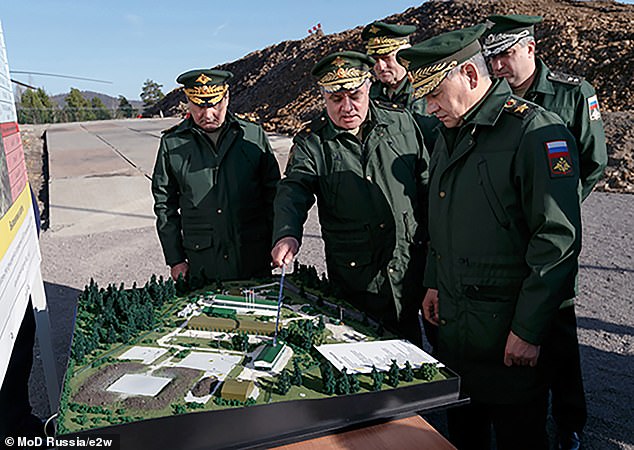 Generalleutnant Alexander Tatarenko, 63 – erster von links – wurde Berichten zufolge Ende Januar 2024 bei einem Raketenangriff auf den Militärflugplatz Belbek auf der Krim getötet