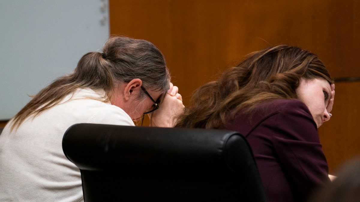 Jennifer Crumbley (links) weint, während ihre Anwältin Shannon Smith ihren Kopf in den Händen hält, während der Jury am Donnerstag, 1. Februar 2024, im Gerichtssaal von Oakland County in Pontiac, Michigan, ein Überwachungsvideo gezeigt wurde, das die Schießerei an der Oxford High School im Jahr 2021 zeigt.