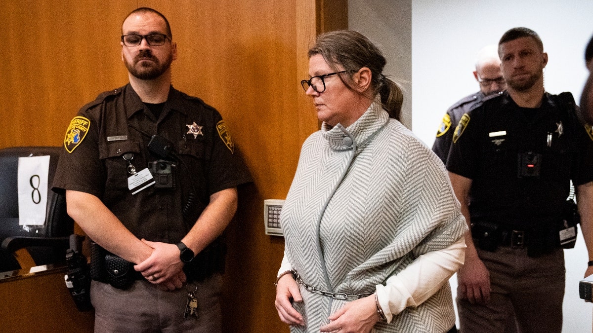 Jennifer Crumbley betritt am Donnerstag, den 25. Januar 2024, den Gerichtssaal der Richterin Cheryl Matthews aus Oakland County, um ihren Prozess zu beginnen. Am Donnerstag, den 25. Januar 2024, beginnt der Prozess gegen Jennifer Crumbley in Ponitiac, Michigan.
