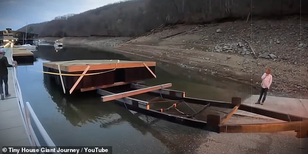 Während des YouTube-Videos verrät das Paar, wie sie das Fundament für ihr Haus von Grund auf am Ufer errichteten und dann rund um die Uhr daran arbeiteten, es auf dem Wasser fertigzustellen