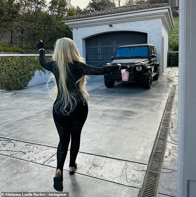 Die Influencerin vervollständigte ihr Fotoset mit einem Schnappschuss, der zeigt, wie sie auf ihren G-Wagon zugeht