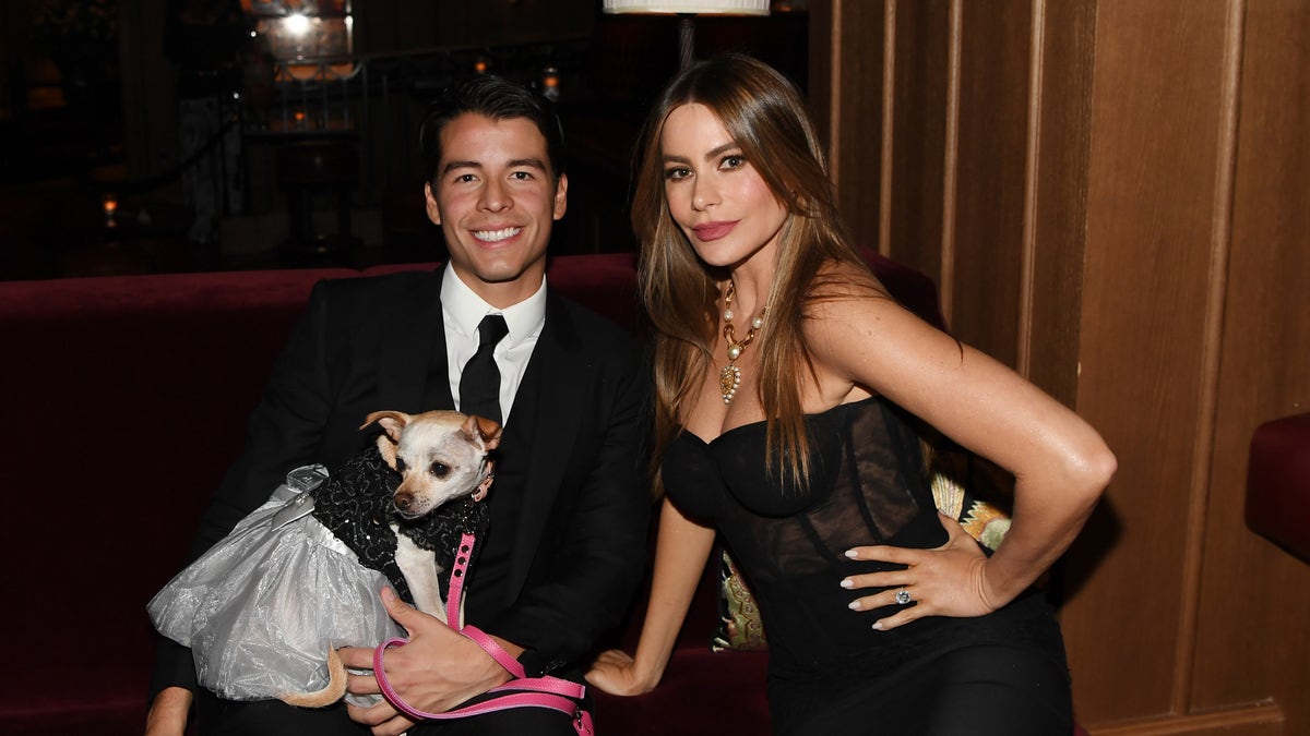 Sofia Vergara sitzt mit ihrem Sohn Manolo und ihrem Hund auf einer Couch