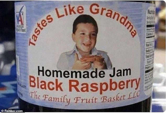 Ein unbeabsichtigt unheimlicher Slogan auf dieser in den USA verkauften Marmelade erinnert an Rotkäppchen-Themen, da er verkündet, dass die Konfitüre „schmeckt wie Oma“.