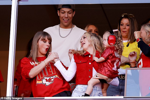 Taylor Swift und Brittany Mahomes feiern einen Touchdown im zweiten Viertel des Spiels zwischen den Kansas City Chiefs und den Los Angeles Chargers