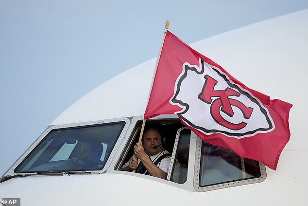 Ein Mitglied der Flugbesatzung hielt eine Chiefs-Flagge hoch, als das Team am Sonntag landete