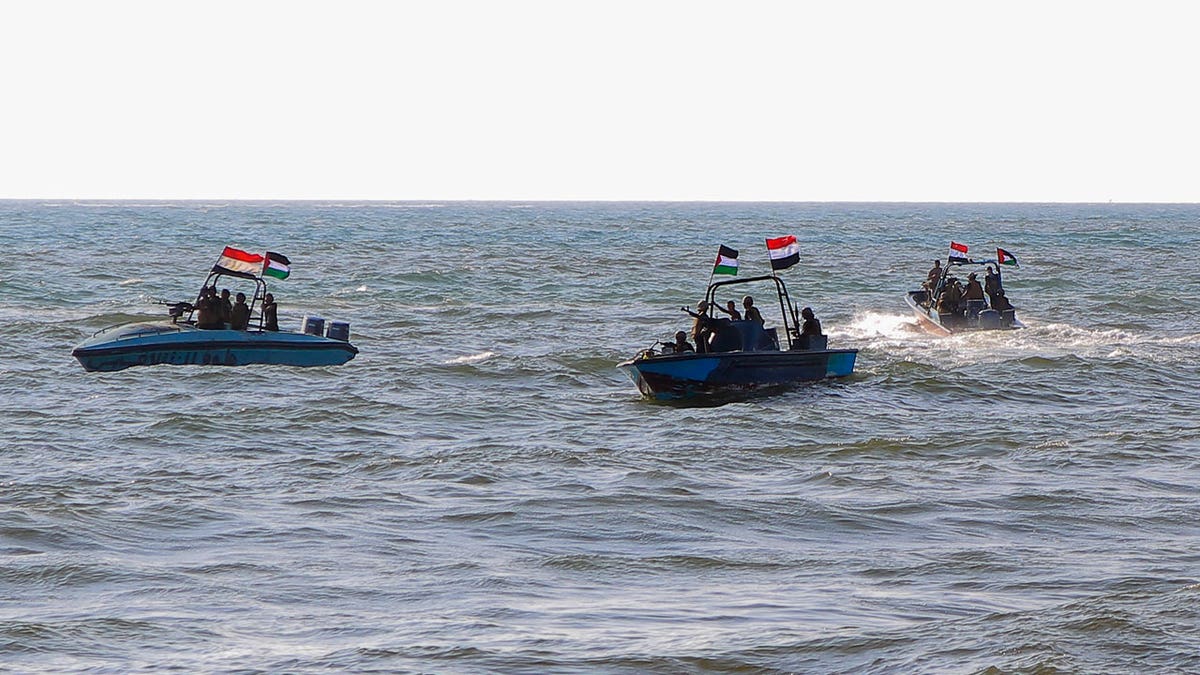 Mitglieder der jemenitischen Küstenwache, die mit der Huthi-Gruppe verbunden sind, patrouillieren im Meer
