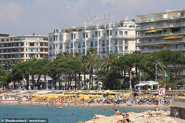 In Cannes speist Mark im „köstlich ungezwungenen“ Strandclub-Restaurant des Hotel Martinez