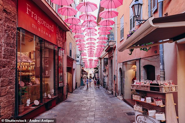 Mark reist nach Grasse, der „Parfümhauptstadt der Welt“, wo er von Hunderten rosa Regenschirmen begrüßt wird (im Bild)