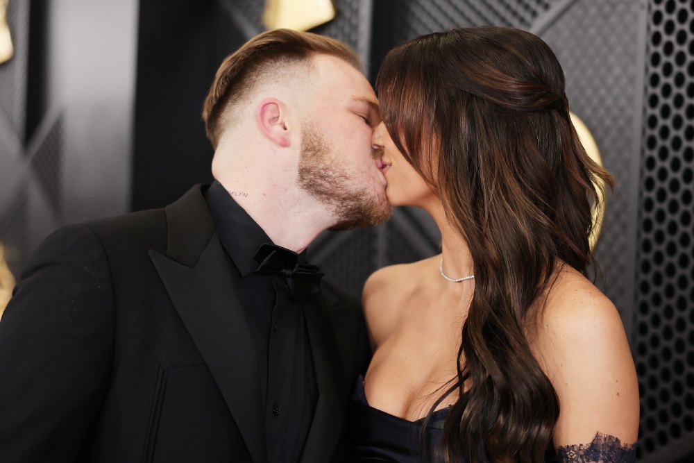 Zach Bryan und Freundin Brianna LaPaglia heizen den roten Teppich der Grammys 2024 mit süßem Knutschen ein