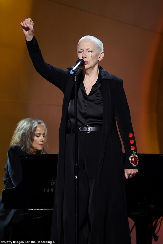 Annie Lennox, 69, zollte dem verstorbenen Sinéad O'Connor während des In Memoriam-Abschnitts der Grammy Awards 2024 am Sonntag in der Crypto.com Arena in LA eine emotionale Hommage