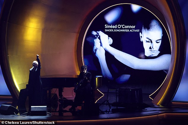 Der in Großbritannien geborene Singer-Songwriter würdigte den verstorbenen O'Connor, der im vergangenen Juli im Alter von 56 Jahren starb, mit einer mitreißenden Interpretation des Hits „Nothing Compares 2 U“ des verstorbenen Sängers aus dem Jahr 1990